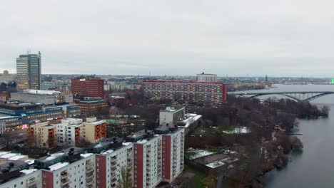 Drone-Disparó-Sobre-El-área-Urbana-En-La-Ciudad-De-Estocolmo-Suecia-En-La-Tarde-De-Invierno