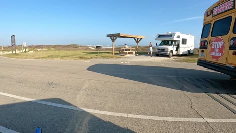 Un-Vendedor-De-Helados-Está-Conduciendo-A-Través-De-Un-Campamento-Ocupado-En-El-Campamento-De-Maliquite-En-La-Costa-Nacional-De-La-Isla-Del-Padre-Del-Norte