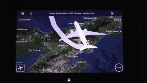 Navigationsmonitor-Im-Air-France-777-Jet-Kurz-Vor-Der-Landung-Auf-Dem-Hauptflughafen,-Handheld-Nahaufnahme