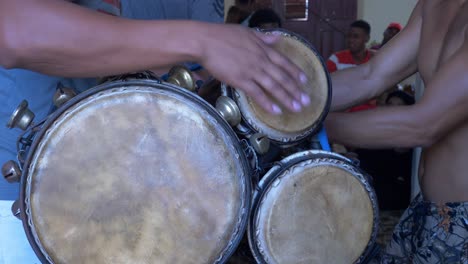 Eine-Gruppe-Afrokubanischer-Künstler-Baut-Das-Schlagzeug-Auf