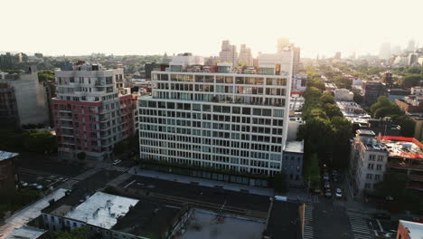 Vista-Aérea-Alrededor-De-La-Residencia-De-Saint-Mark-Place,-En-Brooklyn,-Ny,-Usa---órbita,-Disparo-De-Drone