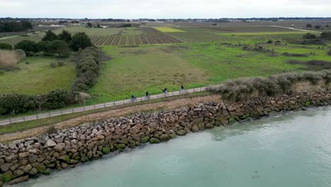 Familie-Und-Freunde-Fahren-Mit-Dem-Fahrrad-Und-Genießen-Den-Blick-Auf-Das-Meer,-Aufnahme-Aus-Der-Luft