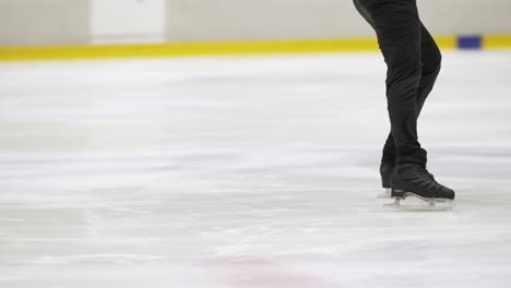 Patinador-De-Hielo-Masculino-En-Escena-De-Cámara-Lenta-En-El-Interior-Del-Hielo-En-La-Pista