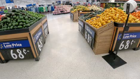 Fresh-fruit-on-display-in-the-fresh-produce-section-in-an-American-supermarket