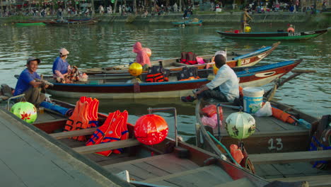 Jinetes-De-Sampan-Esperando-Clientes-En-Sus-Botes-En-El-Río-Thu-Bon-De-La-Antigua-Ciudad-De-Hoi-An,-Vietnam