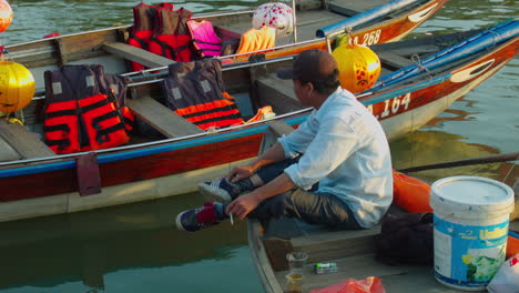 Jinetes-De-Sampan-Esperando-Clientes-En-Sus-Botes-En-El-Río-Thu-Bon-De-La-Antigua-Ciudad-De-Hoi-An,-Vietnam