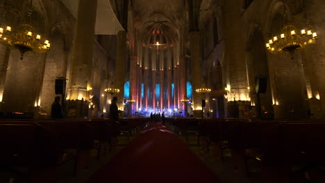 Escenario-Decorado-Con-Luces-Brillantes-En-La-Catedral-De-Barcelona,-Vista-Frontal-De-La-Muñeca