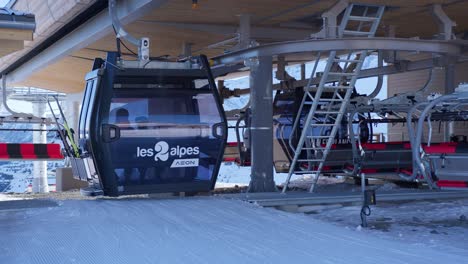 Seilbahnstation-Klettern-Skifahrer-Zu-Skifahrer-In-Den-Europäischen-Alpen-Tagsüber