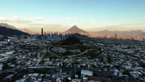 Vista-Aérea-Que-Se-Eleva-Sobre-El-Paisaje-Urbano-De-Monterrey,-Puesta-De-Sol-En-Nuevo-León,-México