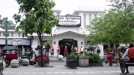 Beringharjo-is-the-largest-traditional-market-in-Yogyakarta