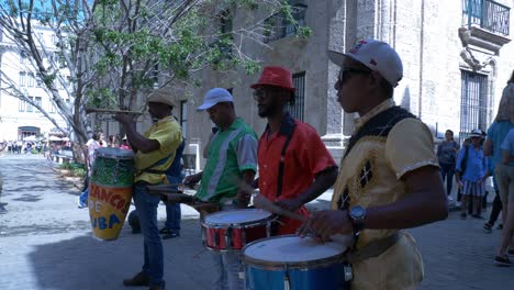 Músicos-Tocando-Una-Conga-Para-Los-Bailarines-En-La-Calle-Obispo