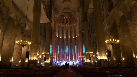 Preparando-La-Catedral-De-Santa-María-Del-Mar-Para-El-Concierto,-Vista-Frontal-De-La-Muñeca