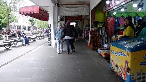 Una-Actividad-En-La-Acera-Malioboro,-Hay-Muchos-Souvenirs-Y-Tiendas-De-Moda-Locales-Que-Venden-Sus-Productos