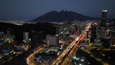 Vista-Aerea-Hacia-El-Edificio-De-Departamentos-Latitud,-Noche-En-Monterrey,-Mexico