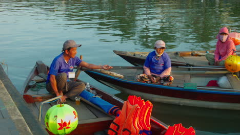 Jinetes-De-Sampan-Esperando-Clientes-En-Sus-Botes-En-El-Río-Thu-Bon-De-La-Antigua-Ciudad-De-Hoi-An,-Vietnam