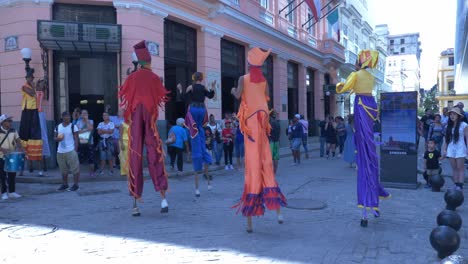 Coloridos-Bailarines-Sobre-Zancos-Bailando-Con-Los-Tambores-De-Conga