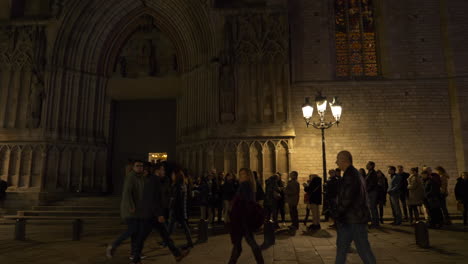 Crowd-of-people-gather-near-Santa-Maria-Cathedral-in-Barcelona-for-concert,-motion-view