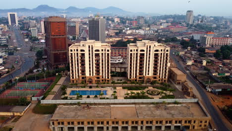 Vista-Aérea-Lejos-Del-Condominio-Moderno,-En-El-Soleado-Yaundé,-Camerún---Tire-Hacia-Atrás,-Tiro-De-Drones