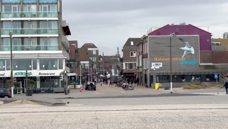 Toma-Amplia-Que-Muestra-La-Calle-Central-De-La-Ciudad-De-Katwijk-En-Países-Bajos-Durante-El-Día-Nublado---Cámara-Lenta