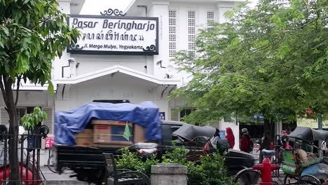 Beringharjo-is-the-largest-traditional-market-in-Yogyakarta