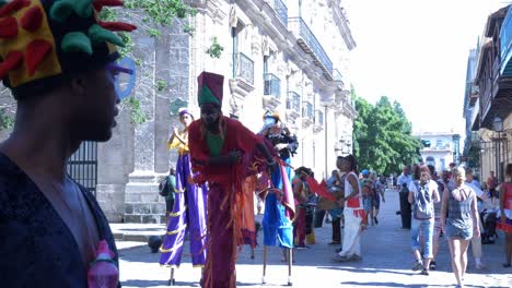 Bailarines-Sobre-Zancos-Mostrando-Su-Equilibrio-En-Obispo-Street