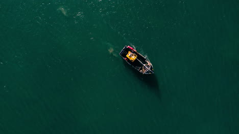 Una-Vista-De-Pájaro-Drone-Tiro-De-Un-Barco-De-Pesca-Frente-A-La-Costa-De-Devon,-Reino-Unido