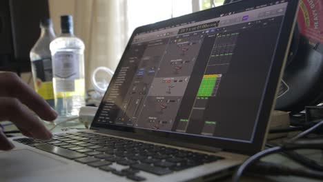 Afrikanischer-Musikproduzent,-Der-Logic-Pro-Auf-Einem-MacBook-Pro-Verwendet