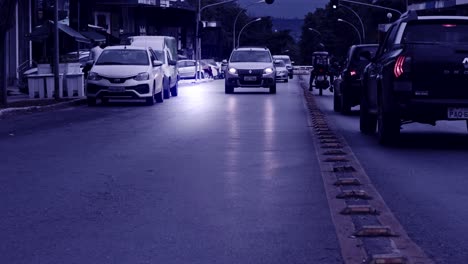 Una-Toma-Nocturna-De-Establecimiento-De-La-Calle-De-Negocios-En-Una-Típica-Zona-Comercial-Principal-En-Brasilia,-En-El-Centro