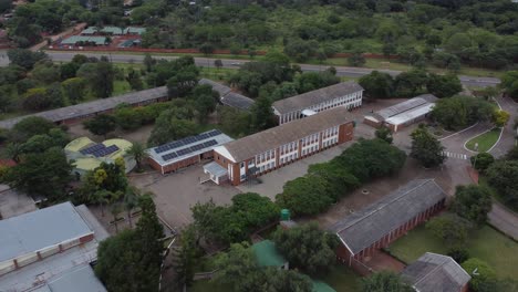 Drohnenvideo-Der-Christian-Brothers-College-High-School-In-Bulawayo,-Simbabwe