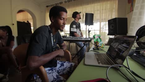 Chicos-Africanos-Grabando-Música-En-Un-Estudio-Casero