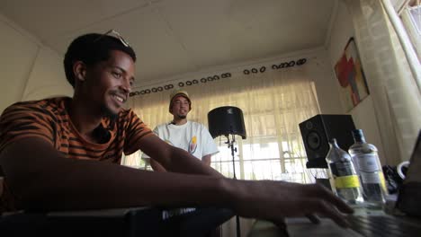 Chicos-Africanos-Haciendo-Música-En-Un-Estudio-Casero