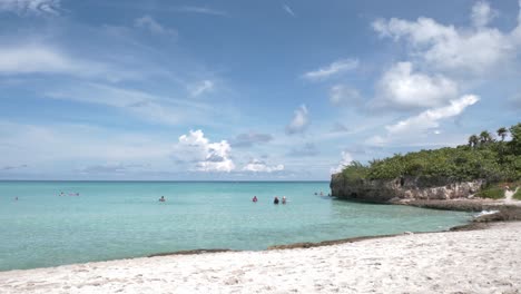 People-bathing-in-the-blue-ocean