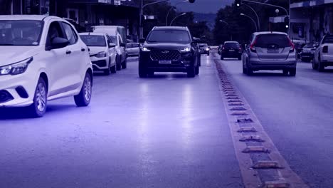 Coches-En-Una-Concurrida-Calle-Comercial