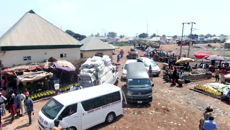 Fisch--Und-Obstmarkt-Im-Freien-Entlang-Des-Flusses-Benue-In-Ibi-Town,-Nigeria-–-Luftaufnahme