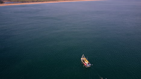 Un-Dron-Disparó-Dando-Vueltas-Alrededor-De-Un-Barco-De-Pesca-El-18