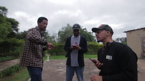 3-AFRICAN-GUYS-LISTENING-TO-MUSIC