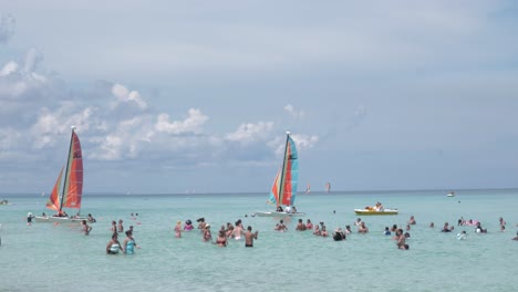 Menschen-Genießen-Das-Strandbaden,-Segeln-Oder-Kajakfahren