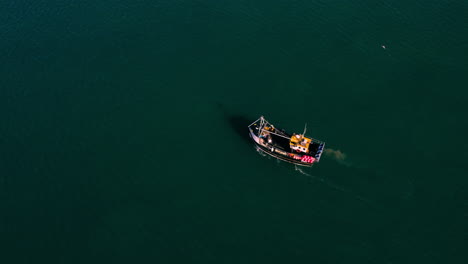 Alejar-El-Disparo-De-Un-Dron-Del-Barco-De-Pesca-Comienza-Cuando-La-Gente-De-Cerca-Trabaja-En-La-Cubierta