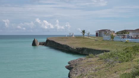 Hotel-Playa-Vista-Azul,-Varadero,-Cuba,-Vista-A-La-Playa-Cámara-Lenta-Toma-Más-Cercana