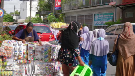 Niñas-Musulmanas-En-Hiyab-En-Un-Viaje-Escolar-En-La-Ciudad-De-Songkhla,-Tailandia