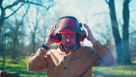 Hombre-Poniéndose-Un-Casco-Para-Trabajar-En-El-Bosque