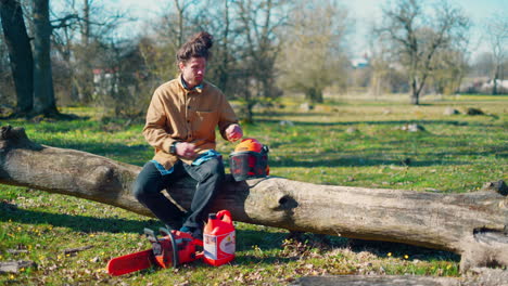 Man-handling-a-chainsaw-in-the-forest-before-gong-to-work