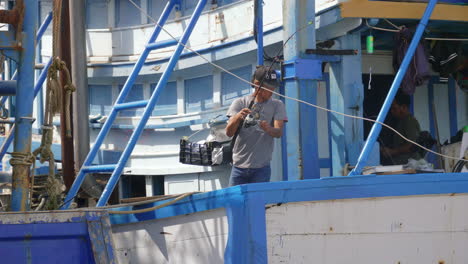 Hombre-Pescando-En-El-Barco-En-Asia