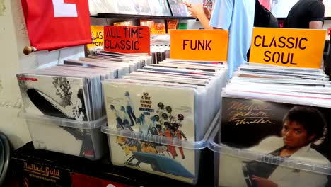 Toma-Panorámica-De-Discos-Y-Vinilos-Antiguos-A-La-Venta-En-El-Mercado-Vintage-De-Shoreditch