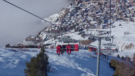 Vista-Desde-Un-Telesilla-De-Otros-Subiendo-Con-Gente-A-Esquiar-En-Las-Montañas-Nevadas