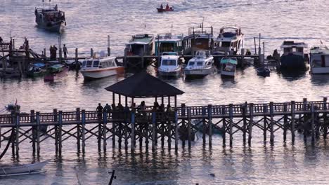 Menschen-Versammeln-Sich-Und-Vermischen-Sich-Auf-Dem-Steg-Am-Hafen-Und-Am-Meer-Von-Labuan-Bajo-Während-Des-Sonnenuntergangs-In-Der-Abenddämmerung-Auf-Der-Insel-Flores,-Indonesien