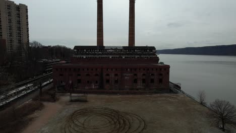 Una-Vista-Aérea-De-La-Central-Eléctrica-Abandonada-De-Glenwood-En-Yonkers