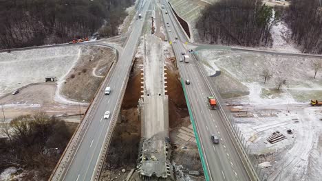 Puente-Medio-Demolido-De-La-Autopista-A1-En-Kaunas,-Vista-Aérea-Hacia-Atrás