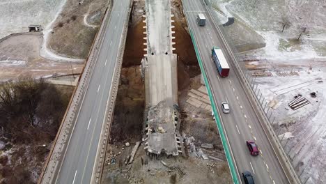 Pesado-Tráfico-De-La-Autopista-A1-Y-Puente-Demolido-En-Kaunas,-Lituania,-Vista-Aérea