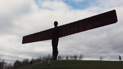 ángel-Del-Norte-Escultura-De-Antony-Gormly,-Uno-De-Los-Principales-íconos-De-Marcar-El-Norte-De-Inglaterra-Cerca-De-Newcastle-Upon-Tyne-Y-Se-Ha-Convertido-En-Un-Destino-Turístico